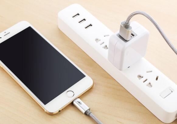 手機充電器輸出電流是直流還是交流電？如何安全使用？